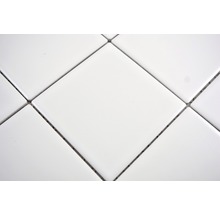 Detailaufnahme von weißen quadratischen Fliesen mit Fugen