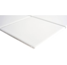 Nahaufnahme von weißen Keramikfliesen.