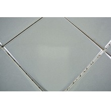 Nahaufnahme von grauen quadratischen Fliesen