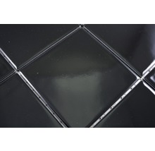 Nahaufnahme von schwarzen Mosaikfliesen