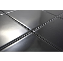 Nahaufnahme von glänzenden, quadratischen Fliesen