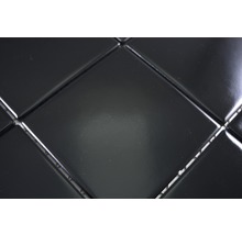 Nahaufnahme von schwarzen Keramikfliesen