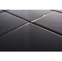 Nahaufnahme von schwarzen Fliesen mit Fugen