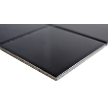 Detailaufnahme einer schwarzen glänzenden Keramikfliese