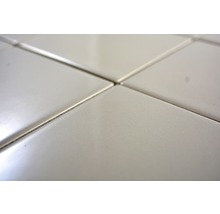 Nahaufnahme von verlegten Fliesen mit Fugen