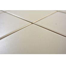 Nahaufnahme von verlegten Fliesen mit Fugenmasse