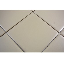 Quadratische Bodenfliesen verlegt