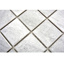 Mosaikfliese mit quadratischen Steinen