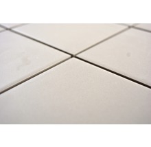 Nahaufnahme von Keramikfliesen mit Fugen