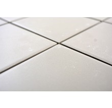 Nahaufnahme von verlegten, quadratischen Fliesen