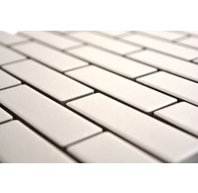 Rechteckige Mosaikfliesen aus Keramik im Detail