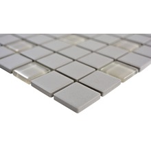 Mosaikfliese mit quadratischen, matten und glänzenden Elementen