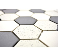 Sechseckige Fliesen in Grau und Weiß