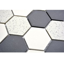 Sechseckige Fliesen in verschiedenen Ausführungen.