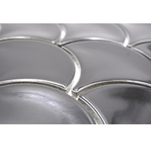 Nahaufnahme von Keramikmosaikfliesen in Fächerform