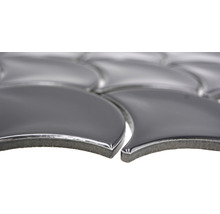 Nahaufnahme von Keramikfliesen in Blattform für Wand- und Bodengestaltung