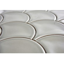 Keramikmosaikfliesen in Halbmondform, Nahaufnahme.