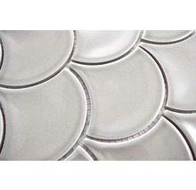 Nahaufnahme von keramischen Mosaikfliesen in Bogenform