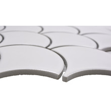 Weiße Keramikmosaikfliesen in Fächerform