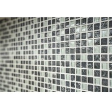 Mosaikfliesenwand mit kleinen quadratischen Fliesen