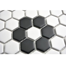 Detailaufnahme von sechseckigen Mosaikfliesen in Schwarz und Weiss