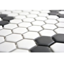 Mosaikfliesen in Hexagonform, schwarz und weiß