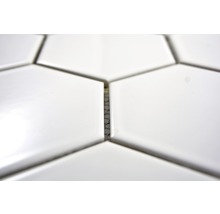 Nahaufnahme von sechseckigen, weißen Fliesen mit Fugen