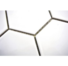 Nahaufnahme von weißen, hexagonalen Fliesen mit Fugenmasse