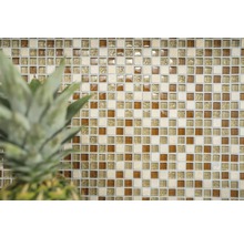 Mosaikfliesenwand mit quadratischen Fliesen und Ananas