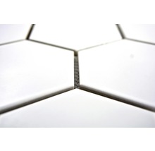 Nahaufnahme von weißen, sechseckigen Fliesen mit Fugen