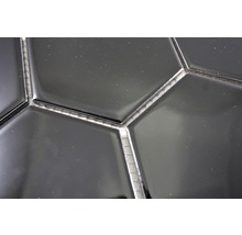 Nahaufnahme von schwarzen, sechseckigen Keramikfliesen mit Fugen