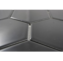 Nahaufnahme von schwarzen, sechseckigen Fliesen mit Fugenmasse