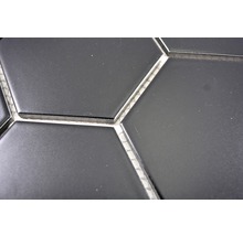 Nahaufnahme von schwarzen, hexagonalen Fliesen mit Fugen