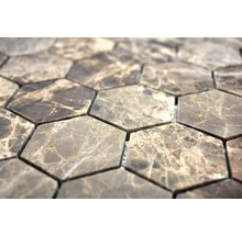 Nahaufnahme von sechseckigen Natursteinmosaikfliesen