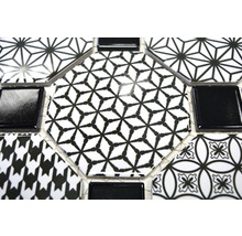 Mosaikfliesen mit geometrischen Mustern in Schwarz und Weiß