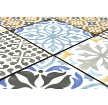 Nahaufnahme von Fliesen mit verschiedenen Mustern