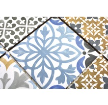 Mehrfarbige Fliesen mit Ornamentmuster