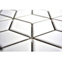 Nahaufnahme von weißen, rautenförmigen Mosaikfliesen