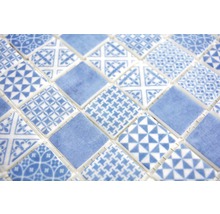 Nahaufnahme von Mosaikfliesen mit Muster