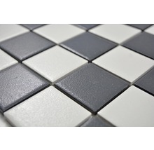 Quadratische Mosaikfliesen in Schachbrettmuster