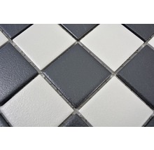 Nahaufnahme von Mosaikfliesen in quadratischer Form