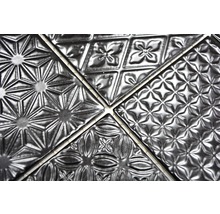 Vier verzierte Fliesen mit unterschiedlichen Mustern.