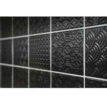 Nahaufnahme von schwarzen Fliesen mit unterschiedlichen Mustern