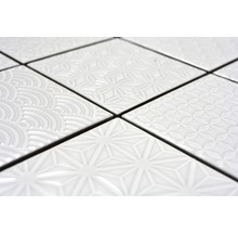 Nahaufnahme von weißen Fliesen mit verschiedenen Mustern