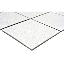 Weiße Fliesen mit verschiedenen geometrischen Mustern