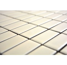 Nahaufnahme von rechteckigen, glänzenden Fliesen, die in einem sich wiederholenden Muster angeordnet sind