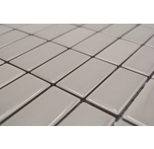 Rechteckige Fliesen aus Keramik im Mosaikmuster