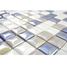 Nahaufnahme von Mosaikfliesen mit quadratischem Muster