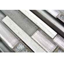 Nahaufnahme von Mosaikfliesen mit Glas- und Steinelementen