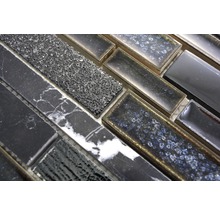 Mosaikfliesen in verschiedenen Texturen, einschließlich Marmor und Glas